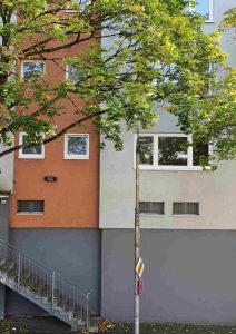 Blick auf die leeren Fenster der Hauptstraße 378